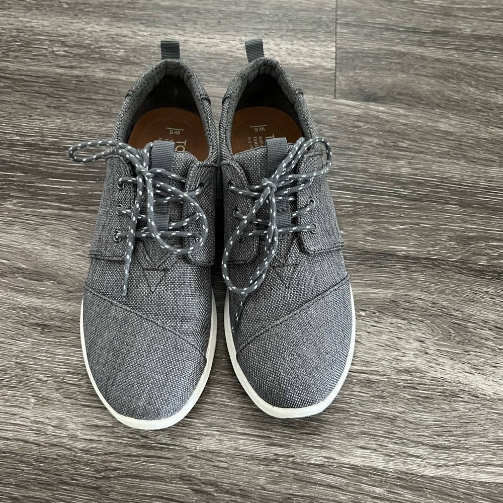Women’s Toms sneakers size 6